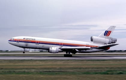 Un McDonnell Douglas DC-10 de United Airlines operaba el vuelo 232 (Foto Werner Fischdick; Denver-Stapleton International Airport, CO (DEN/KDEN); 31 July 1988)