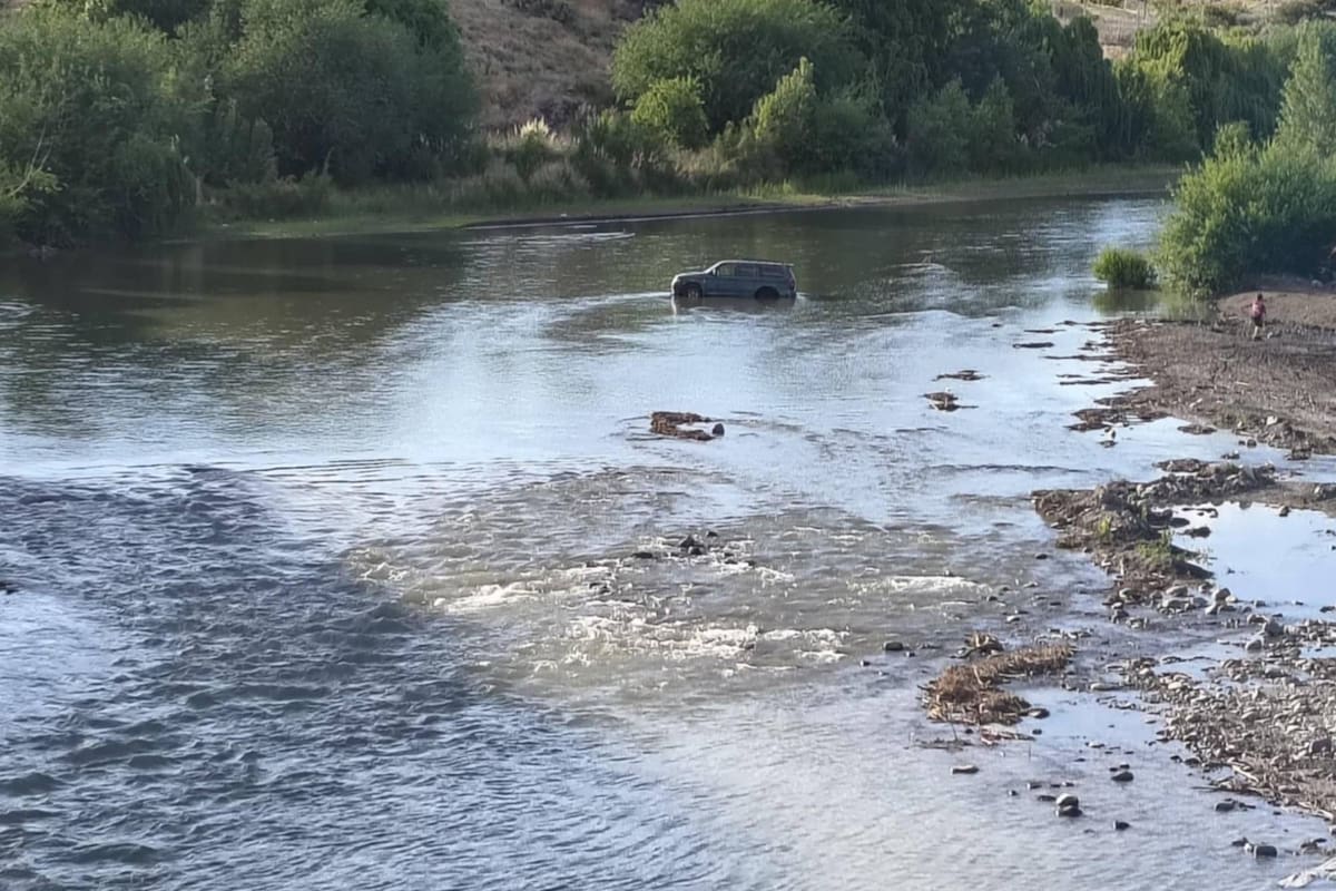 Un mecánico quiso probar la camioneta de un cliente, intentó cruzar un río y se quedó varado: estaba borracho.