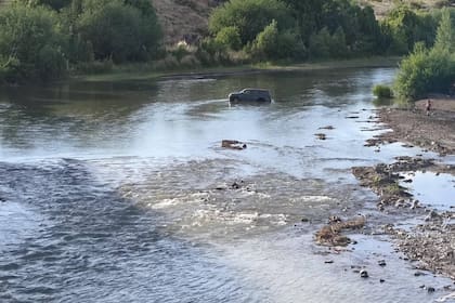 Un mecánico quiso probar la camioneta de un cliente, intentó cruzar un río y se quedó varado: estaba borracho.