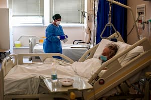 Un médico atiende un paciente de covid 19 en la terapia intensiva del hospital de Cremona, Italia