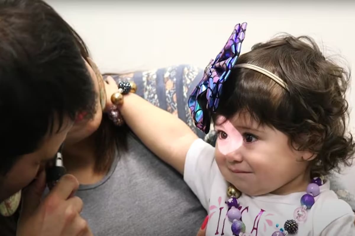 Un médico examina a una niña en el Hospital Infantil de Texas, en Estados Unidos