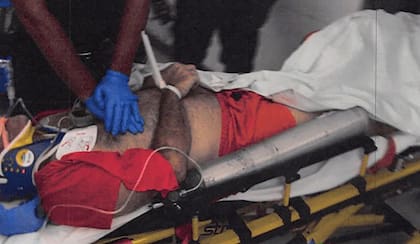 Un médico realiza maniobras de RCP a Jeffrey Epstein después de que fue hallado ahorcado, en Nueva York