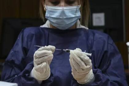 Un médico se prepara para hacer un ensayo