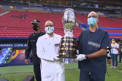 Un médico y un enfermero ingresaron el trofeo de la Copa América al campo de juego del Mané Garrincha