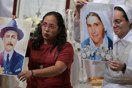 Un médico y una monja que nació sin un brazo son los primeros santos venezolanos.