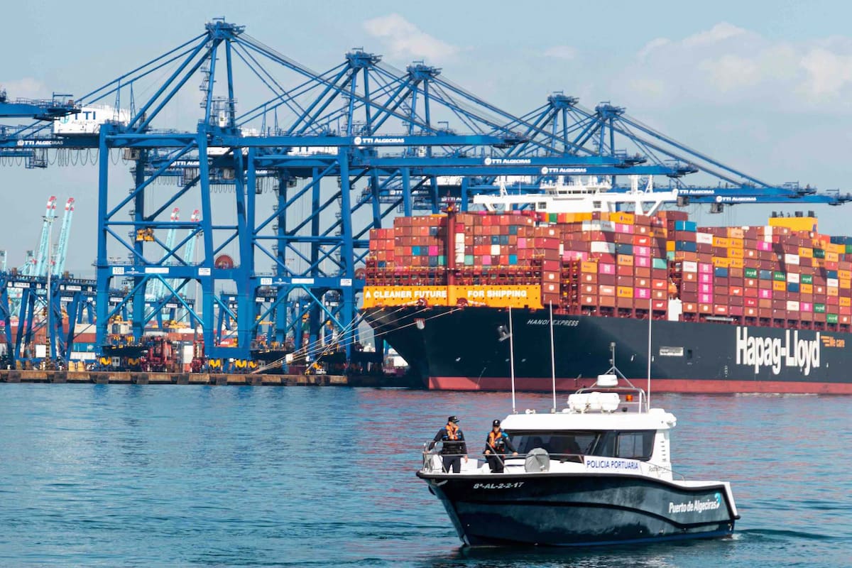 Un megabuque portacontenedores de Hapag-Lloyd ante las grúas del puerto de Algeciras