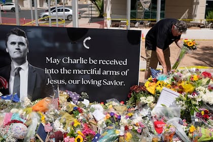 Un memorial en honor al activista ultraderechista Charlie Kirk en Phoenix, Arizona, el 11 de septiembre del 2025. (AP foto/Ross D. Franklin)