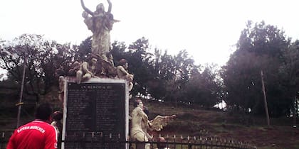 Un memorial recuerda a las víctimas de la tragedia en la localidad de Las Mesitas