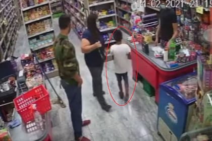 Un menor de 7 años se recupera en el Hospital Militar tras resultar herido de bala en un asalto a un supermercado chino en General Rodríguez (You Tube).