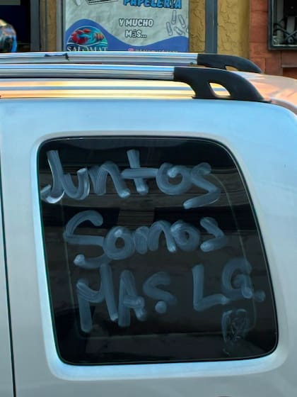 Un mensaje de esperanza en la ventanilla de una camioneta