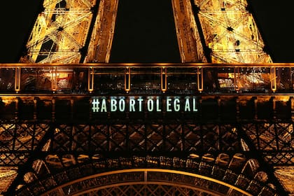 Un mensaje en español que dice "Aborto legal" se proyecta en la Torre Eiffel después de que el parlamento francés votara para anclar el derecho al aborto en la constitución del país, en París, el 4 de marzo de 2024.