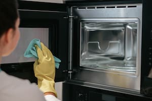 Chau vinagre y bicarbonato: la fórmula casera para limpiar la cocina y el horno sin refregar