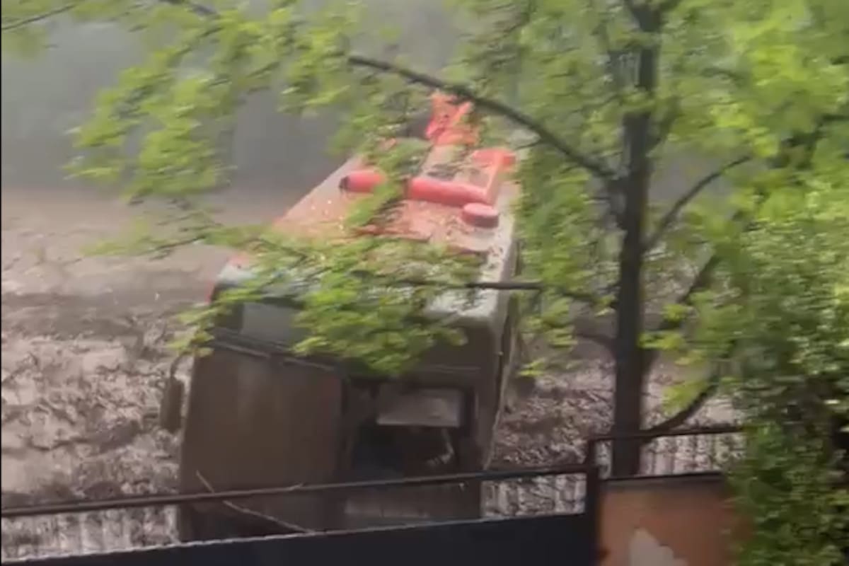 Un micro arrastrado por el agua luego de que un canal rebalsara en Chile
