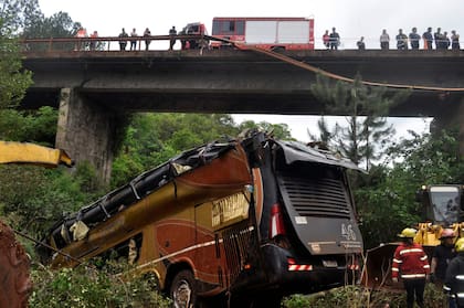 Un micro cayó a un arroyo tras chocar con un auto en Misiones y murieron nueve personas