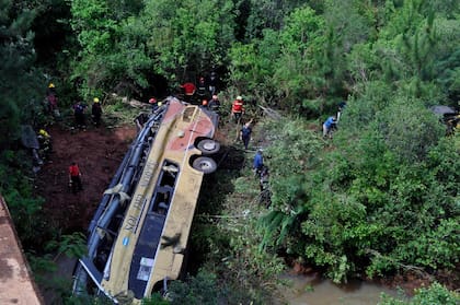 Un micro cayó a un arroyo tras chocar con un auto en Misiones y murieron nueve personas