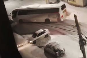 Un micro de egresados despistó y chocó siete autos