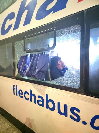 Un micro con hinchas de Tigre fue agredido en Uruguay