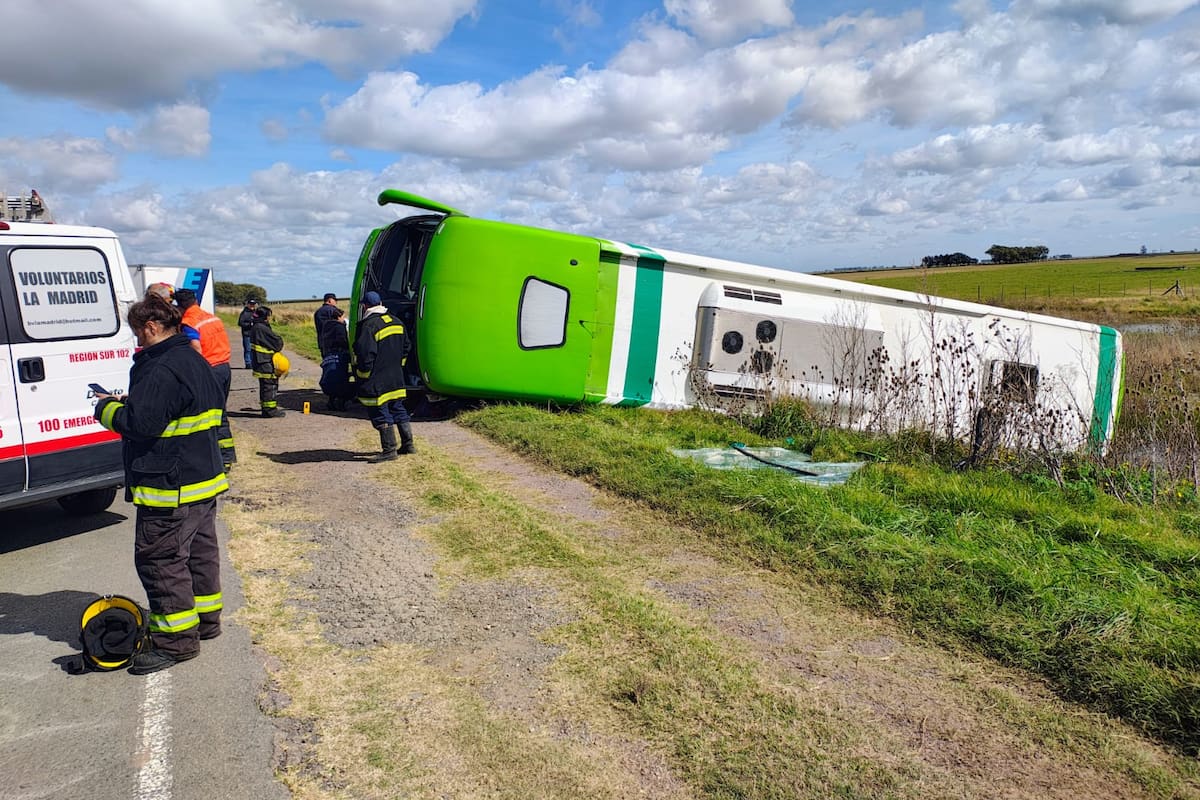 Un micro de larga distancia volcó sobre la Ruta Provincial 51 mientras se dirigía a la capital bonaerense de La Plata