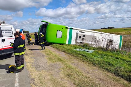 Un micro de larga distancia volcó sobre la Ruta Provincial 51 mientras se dirigía a la capital bonaerense de La Plata