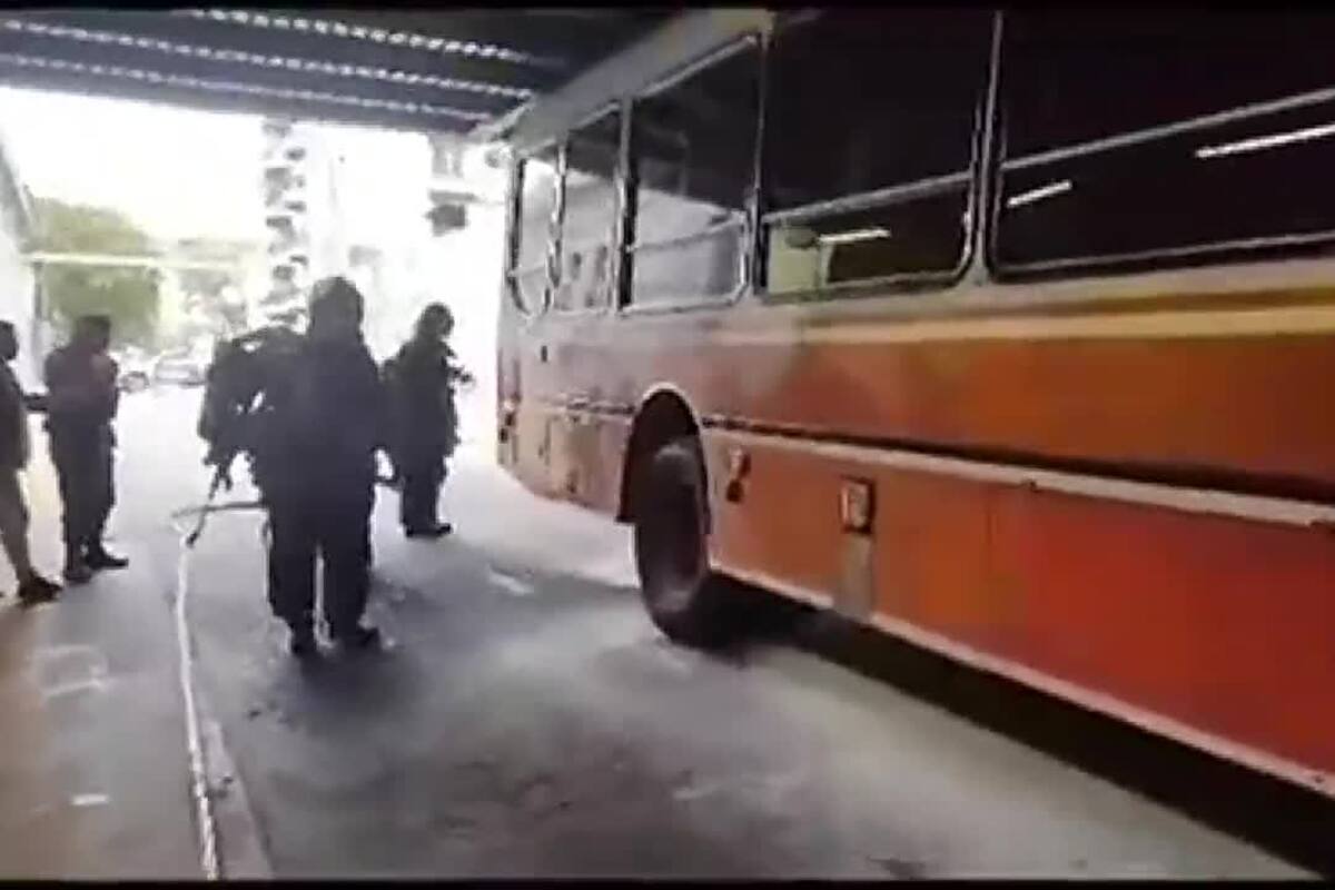 Un micro escolares se prendió fuego en Balvanera