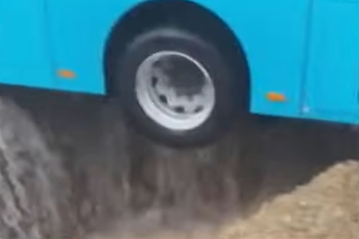 Un micro quedó suspendido sobre un enorme agüero en medio de la calle en la ciudad rusa de Kazán