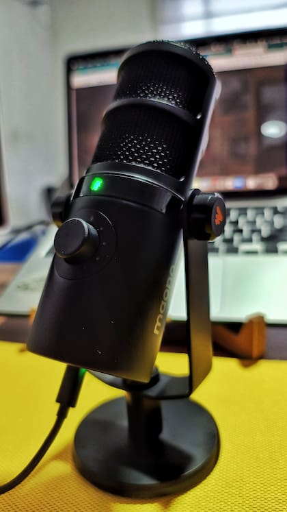 Un micrófono PD400, con conexión digital (USB) o analógica (XLR)