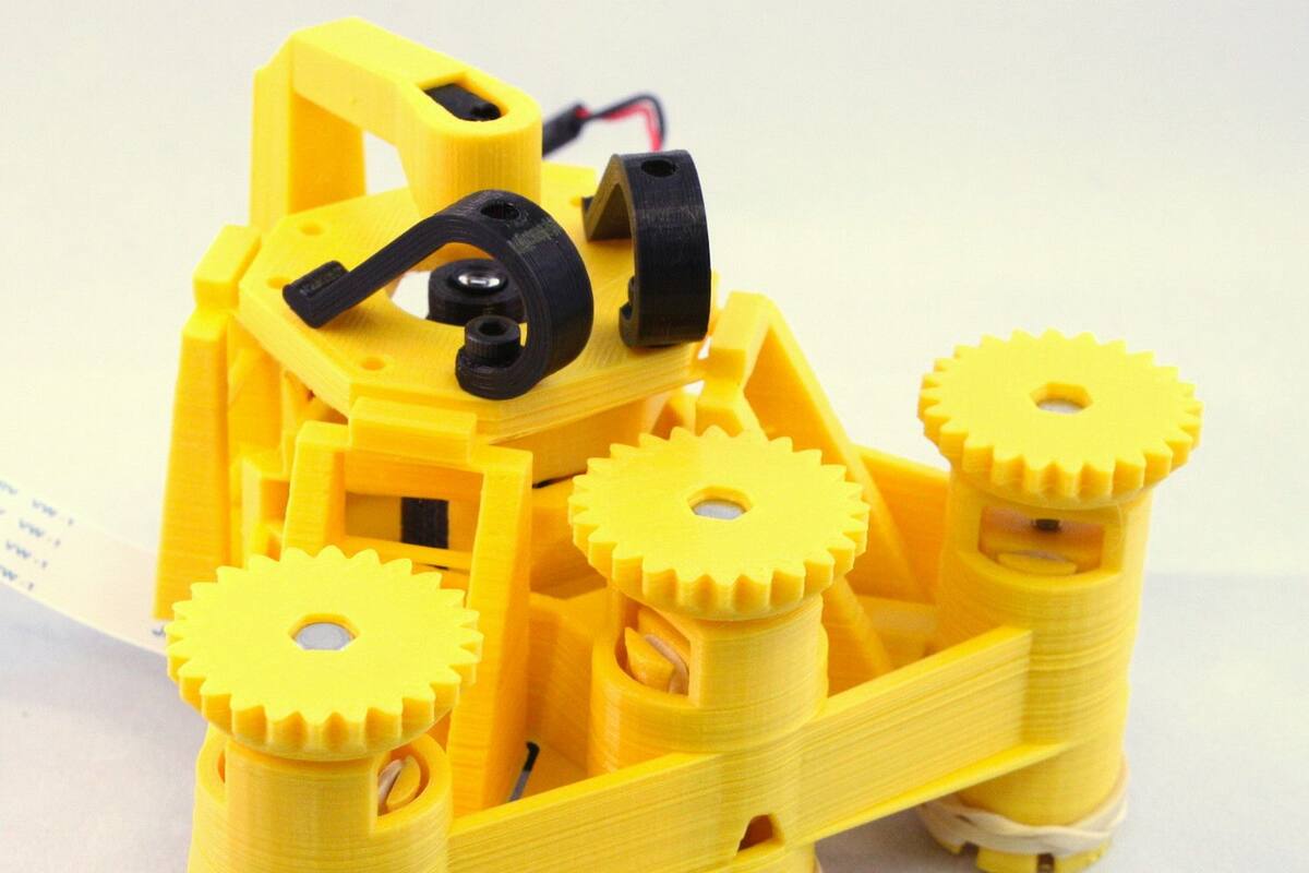 Un microscopio OpenFlexure, que se puede armar con piezas hechas con una impresora 3D y que tiene una precisión de menos de un micrómetro