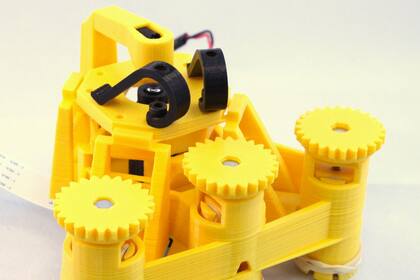 Un microscopio OpenFlexure, que se puede armar con piezas hechas con una impresora 3D y que tiene una precisión de menos de un micrómetro