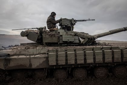 Un miembro de la 17.ª Brigada de Tanques de Ucrania patrullando cerca de la línea del frente en la región de Donetsk, en el sureste de Ucrania, el 4 de enero de 2024
