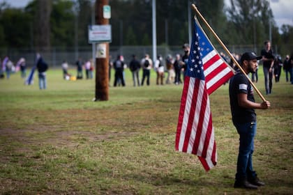 Un miembro de la agrupación Proud Boy en una manifestación en Delta Park, Oregon, el 26 de septiembre de 2020
