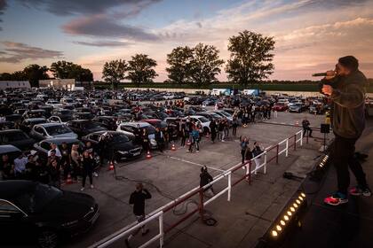 Los eventos al aire libre comenzaron a ser tendencia en el mundo; aquí un miembro de la banda Kontrafakt se presenta en el escenario del autocine durante un concierto de hip hop en junio pasado; el evento se realizó en un autódromo de Eslovaquia