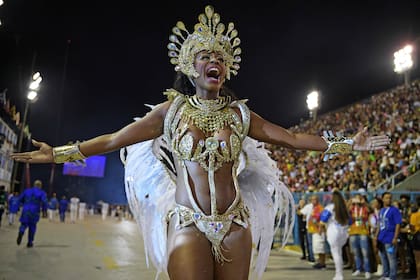 Un miembro de la escuela de samba Beija Flor se presenta durante la primera noche del desfile del Carnaval de Río en el Sambódromo Marqués de Sapucai en Río de Janeiro el 22 de abril de 2022