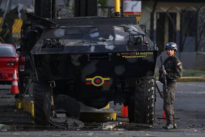 Un miembro de la Guardia Nacional monta guardia en Fuerte Tiuna, el mayor complejo militar de Venezuela, en Caracas, el 3 de enero de 2026, después de que fuerzas de Estados Unidos capturaran al líder venezolano Nicolás Maduro tras lanzar un “ataque a gran escala” contra el país sudamericano