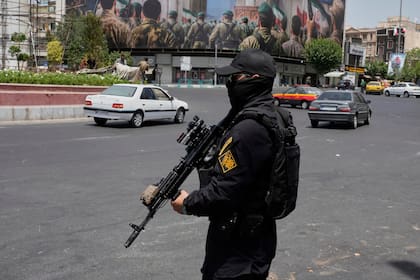 Un miembro de la Guardia Revolucionaria de Irán hace guardia en la plaza de la Revolución Islámica, en el centro de Teherán