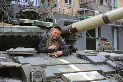 Un miembro de la milicia de la República Popular de Donetsk sale de su tanque en Mariúpol, en un territorio controlado por el gobierno de la República Popular de Donetsk, en el este de Ucrania, el 4 de mayo de 2022. (AP Foto/Alexei Alexandrov)