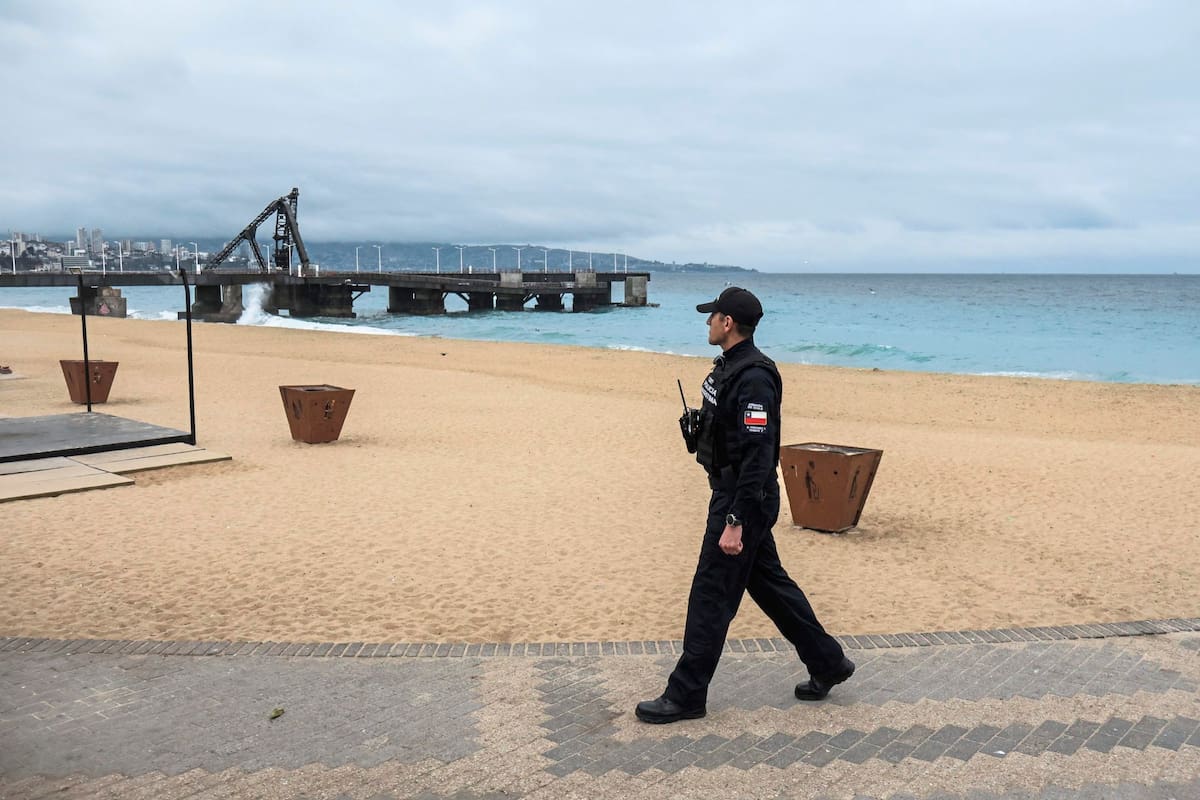 Un miembro de la policía chilena patrulla la zona costera durante una evacuación por una alerta de tsunami en Viña del Mar, Chile, el 30 de julio de 2025