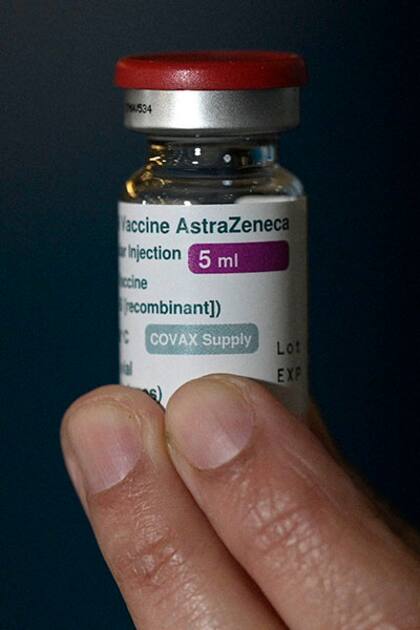 Un miembro de las Fuerzas Armadas sostiene un frasco de la vacuna AstraZeneca / Oxford contra el nuevo coronavirus COVID-19 obtenido a través del esquema Covax, en el Centro Cultural CCK de Buenos Aires el 15 de junio de 2021 (Foto de Juan MABROMATA / AFP).