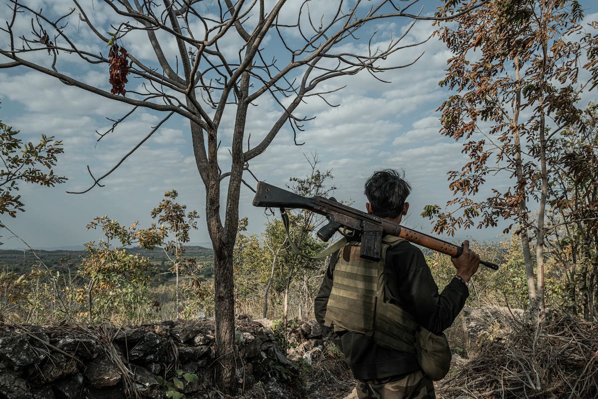 Un miembro de las Fuerzas de Defensa del Pueblo, una coalición de grupos rebeldes, en una posición de primera línea en la región de Anyar, en Myanmar