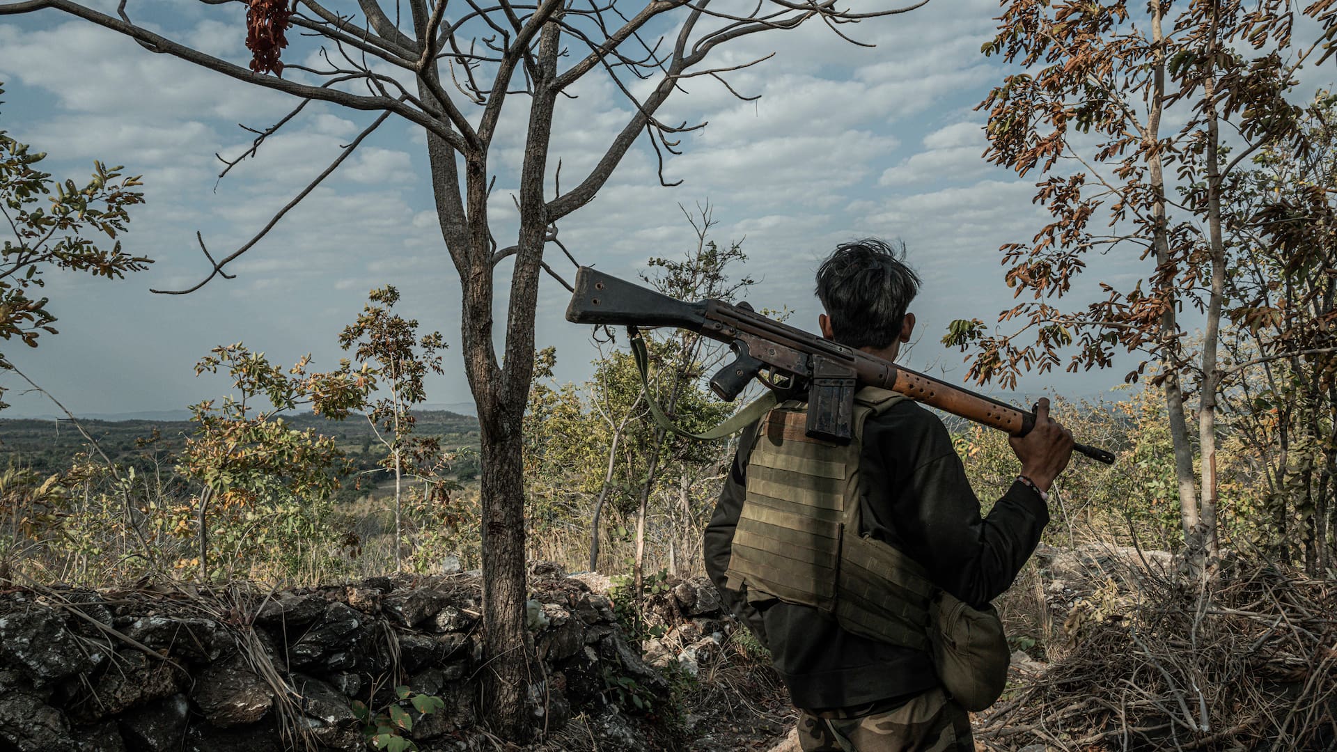 Un miembro de las Fuerzas de Defensa del Pueblo, una coalición de grupos rebeldes, en una posición de primera línea en la región de Anyar, en Myanmar