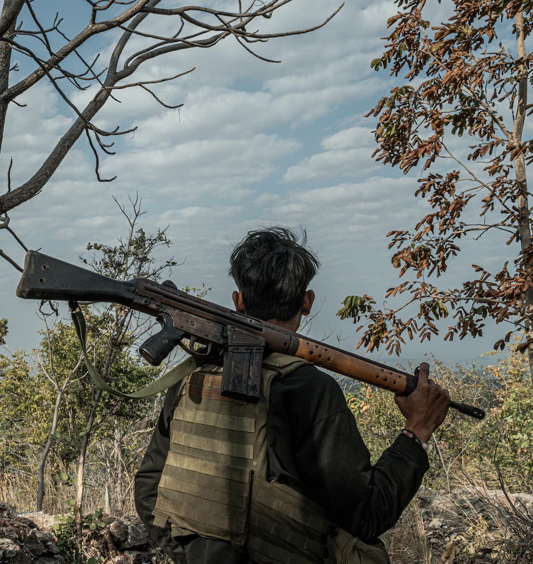 Un miembro de las Fuerzas de Defensa del Pueblo, una coalición de grupos rebeldes, en una posición de primera línea en la región de Anyar, en Myanmar