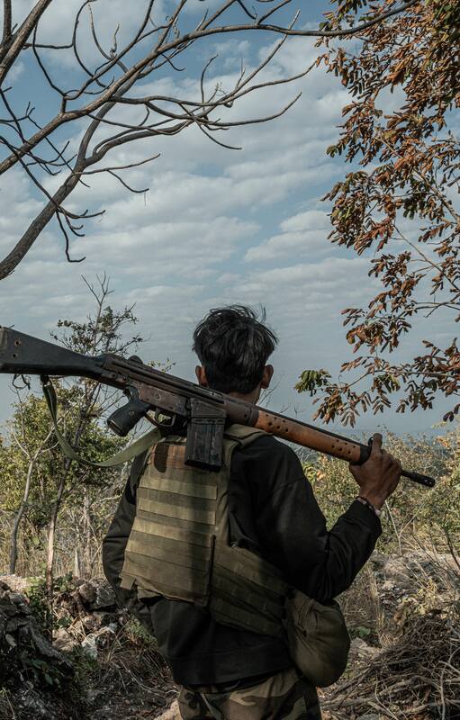 Un miembro de las Fuerzas de Defensa del Pueblo, una coalición de grupos rebeldes, en una posición de primera línea en la región de Anyar, en Myanmar