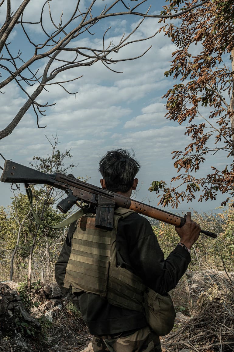 Un miembro de las Fuerzas de Defensa del Pueblo, una coalición de grupos rebeldes, en una posición de primera línea en la región de Anyar, en Myanmar