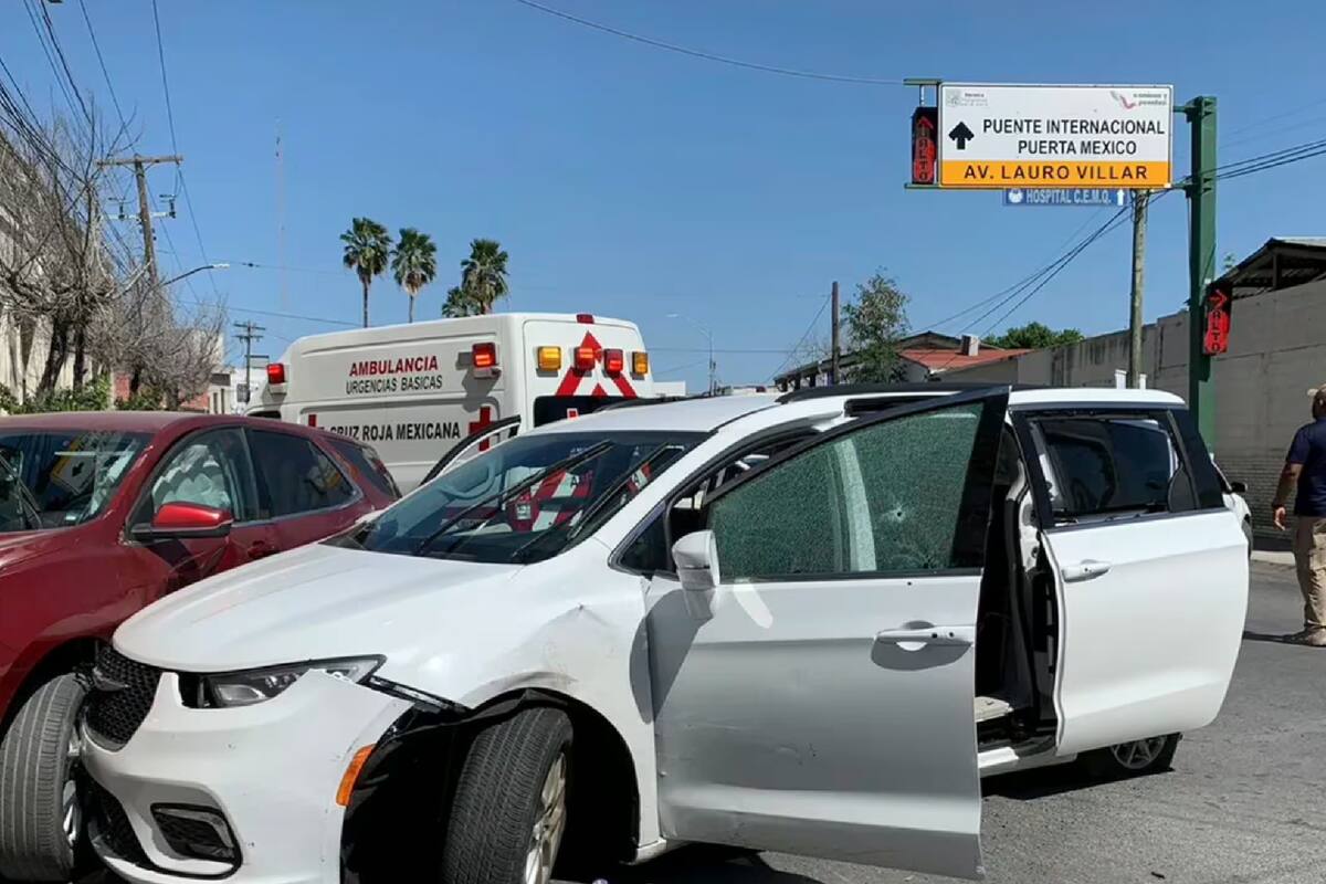 Un miembro de las fuerzas de seguridad de México permanece cerca del monovolumen blanco con placas de Carolina del Norte y con varios agujeros de bala, en el lugar en el que hombres armados secuestraron a cuatro ciudadanos de Estados Unidos