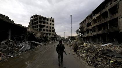 Un miembro de las Fuerzas Democráticas Sirias (SDF) en Raqqa