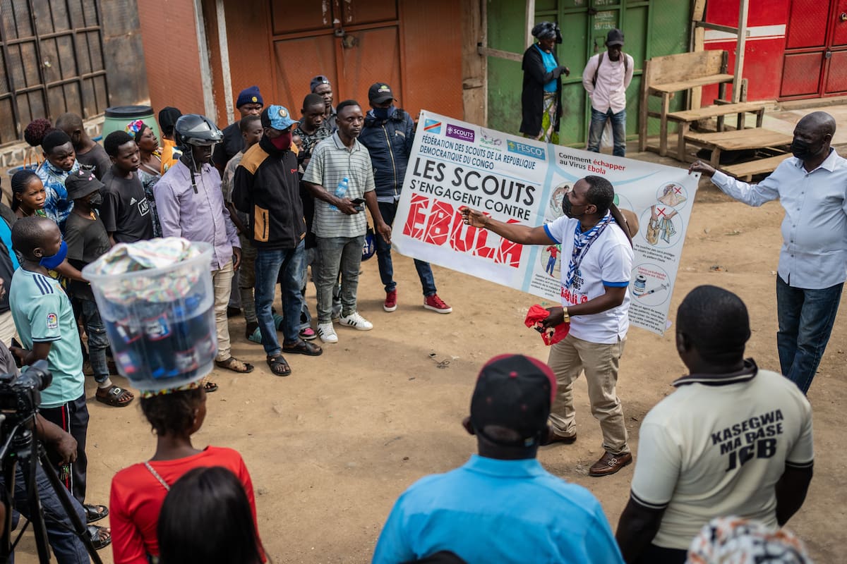 Un miembro de los scouts habla con la población durante una campaña de sensibilización en medio del brote de ébola en Bunia, Congo