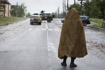 Un miembro de una milicia de la República Popular de Donetsk hace guardia cerca de la sitiada planta siderúrgica en la ciudad de Mariúpol, en territorios controlados por la República Popular de Donetsk, en el este de Ucrania, el 18 de mayo de 2022. (AP Foto)