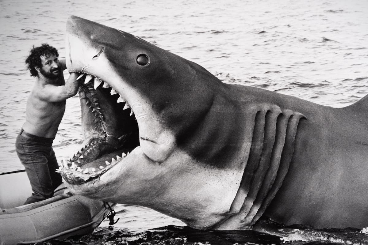 Un miembro del equipo del rodaje trabaja en el tiburón mecánico