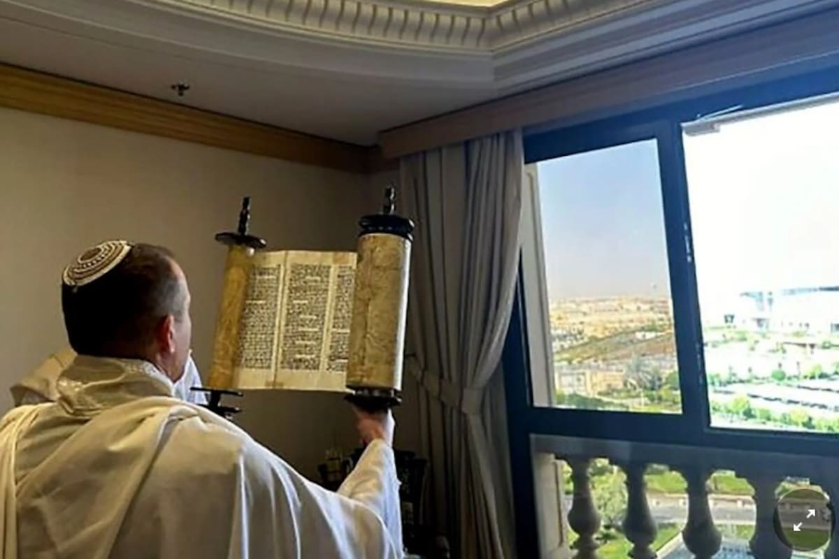 Un miembro del Ministerio de Comunicaciones de Israel durante un servicio de oración privado en Riad, Arabia Saudita, el 3 de octubre, en una imagen difundida por el Ministerio de Comunicación israelí