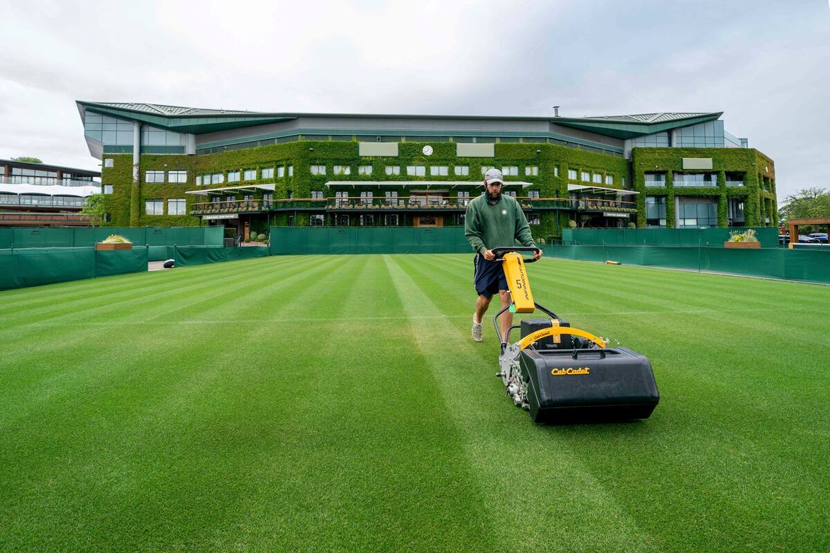 Un miembro del personal en mantenimiento del césped en la cancha 6 para mantener los estándares de Wimbledon en el All England Lawn Tennis Club en el oeste de Londres el 27 de junio de 2020 en lo que habría sido el primer día de los campeonatos. - Los campeonatos, que debían comenzar el 29 de junio,