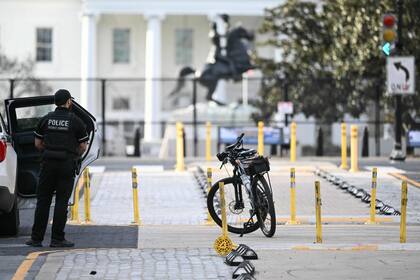 Un miembro del Servicio Secreto de EE. UU. vigila la escena luego de que un vehículo chocara contra una barricada de seguridad cerca de la Casa Blanca en Washington, el 11 de marzo de 2026